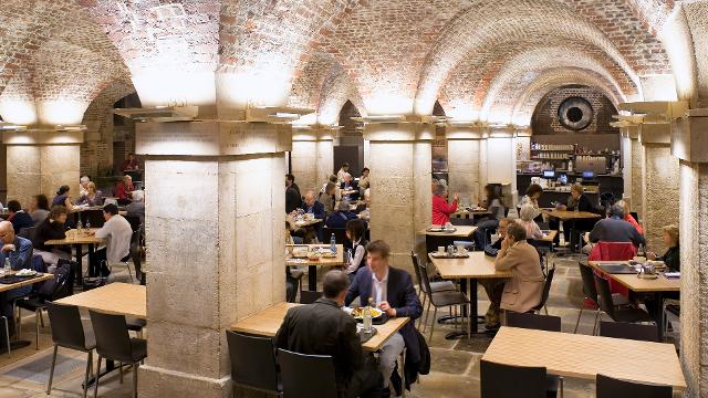 Que tal um café numa cripta do século 18 em Londres?