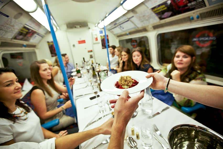 Jantar num vagão de metrô? Isso é possível em Londres!