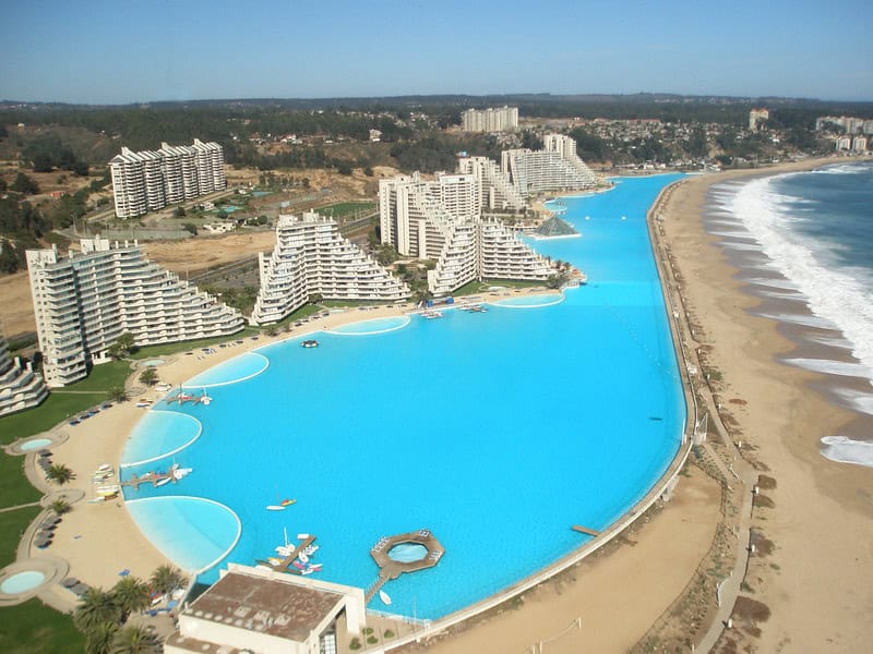 Conheça a maior piscina do mundo, no Chile