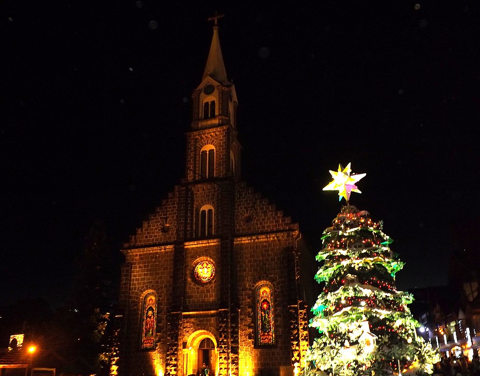 Natal em Gramado é celebrado com festival de luzes e espetáculos