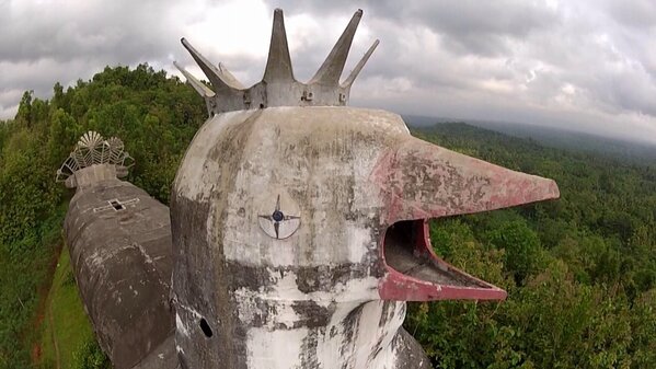 Curiosa igreja abandonada na Indonésia tem formato de galinha