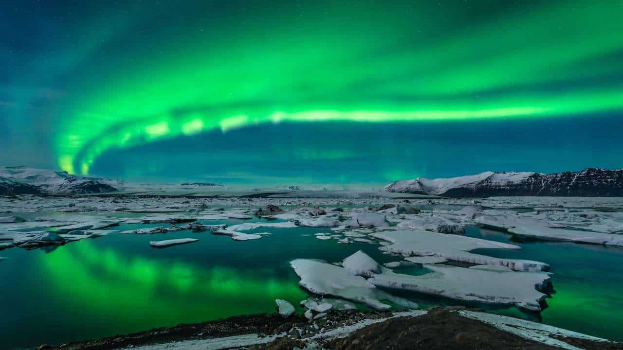 Auroras boreais vermelhas iluminam os céus da Europa e da América; veja  imagens