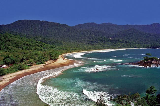 Isolada e selvagem, praia de Castelhanos é um passeio imperdível em Ilhabela