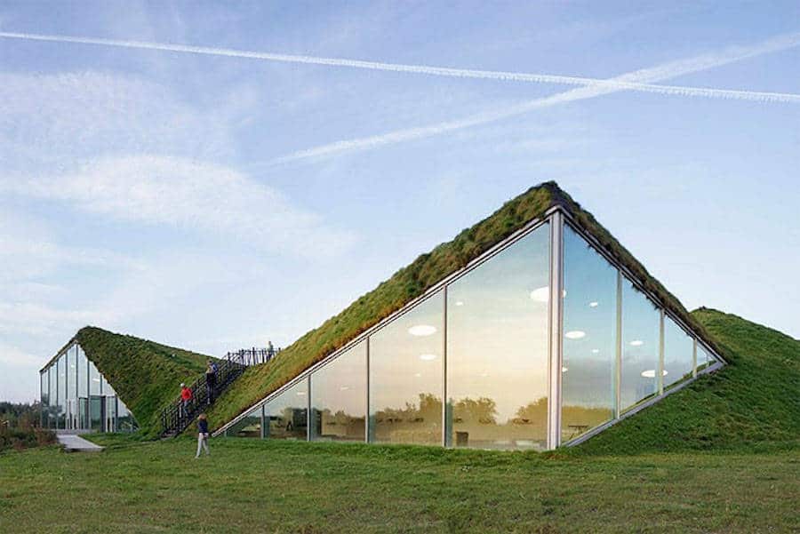 Museu na Holanda surpreende por design moderno que mistura vidro e verde