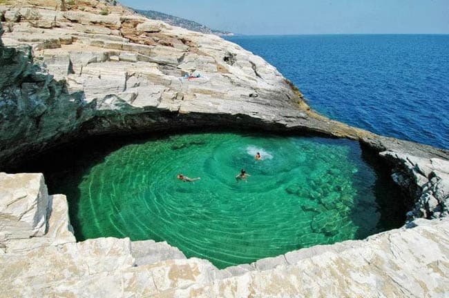 Piscina natural no meio das rochas, Lagoa Giola é atração diferente na Grécia