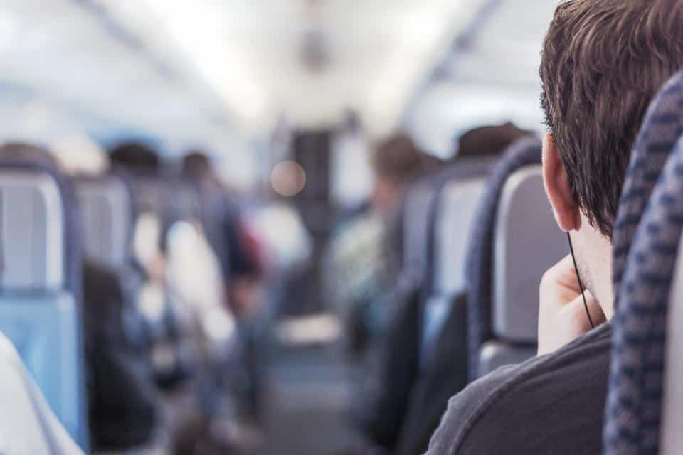 Como ficar confortável durante as longas viagens de avião