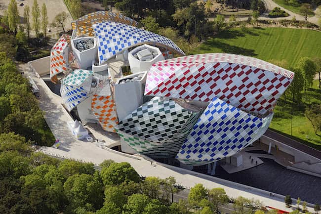 Fundação Louis Vuitton, em Paris, ganha cores com mais de 3 mil peças de vidro