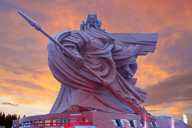 Estátua de 1.320 toneladas retrata Deus da Guerra na China