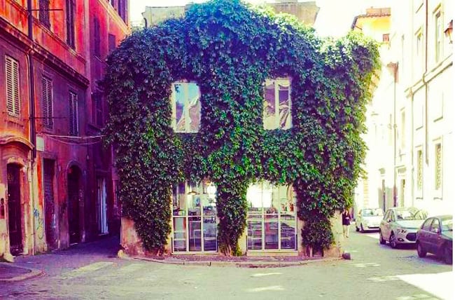O pequeno café que esconde um charmoso apartamento para alugar em Roma