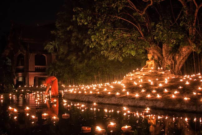 Com luzes e fé, Visakha Bucha celebra Buda na Tailândia