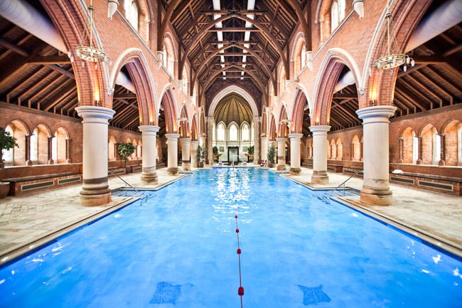 Igreja em Londres se transforma em clube com piscina