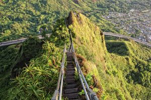 Escadaria com quase 4 mil degraus no Havaí oferece um visual impressionante para Oahu