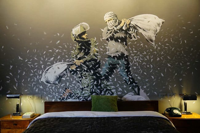 Polêmico na arte urbana, Banksy cria hotel recheado com suas obras na Cisjordânia