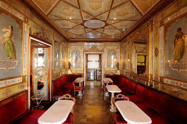 Em Veneza, turistas se encantam com a cafeteria mais antiga da Itália