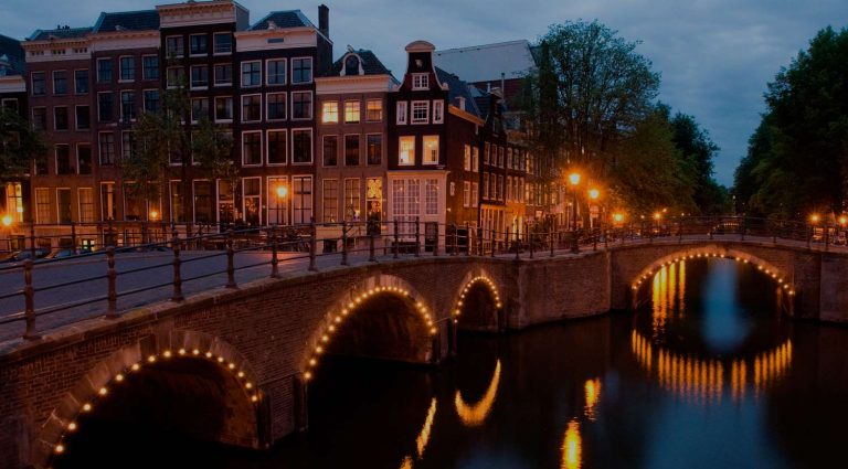 Que tal viajar para Europa com stopover em Paris ou Amsterdam?