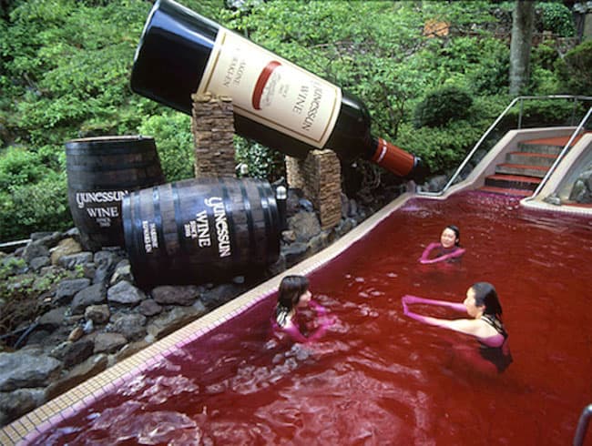 Mergulhe em piscinas de vinho, saquê, café ou chá no Yunessun Spa Resort, no Japão