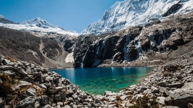 Entre cordilheiras nevadas surge uma joia natural chamada Laguna 69, no Peru