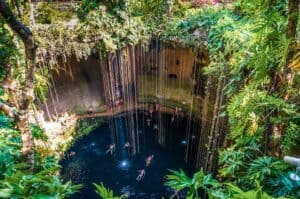 Encante-se com o surreal Cenote Ik Kil, em Cancún