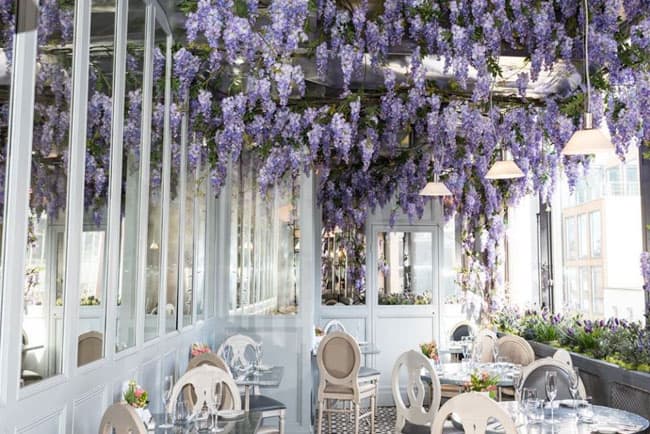 Restaurante em Londres oferece chá da tarde rodeado de flores