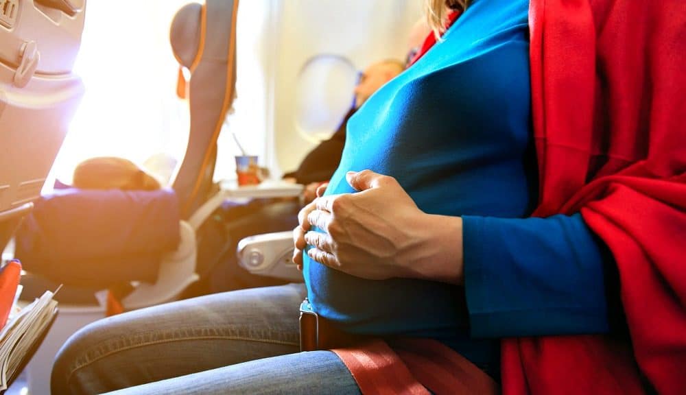 Grávida pode viajar de avião? Confira as dicas e restrições