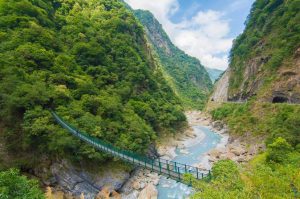 Desfiladeiro entre montanhas de mármore forma paisagem exuberante em Taiwan