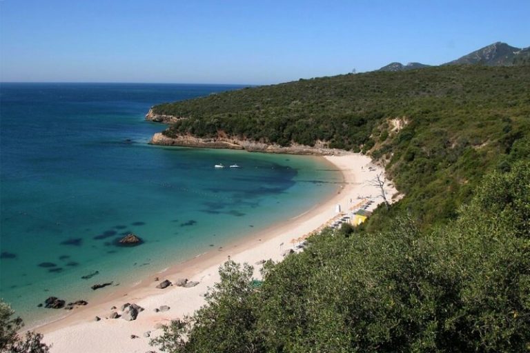 Praia dos Galapinhos em Portugal: um paraíso secreto com águas cristalinas