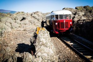 Viagem de trem na Sicília utiliza locomotiva de 1950 rumo ao Monte Etna