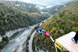 Que tal pular de Bungee Jump na maior ponte suspensa da Rússia?