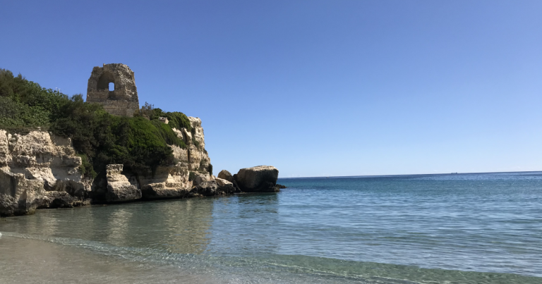 Praia de Torre Dell’Orso: lugar perfeito para curtir o verão europeu na Puglia