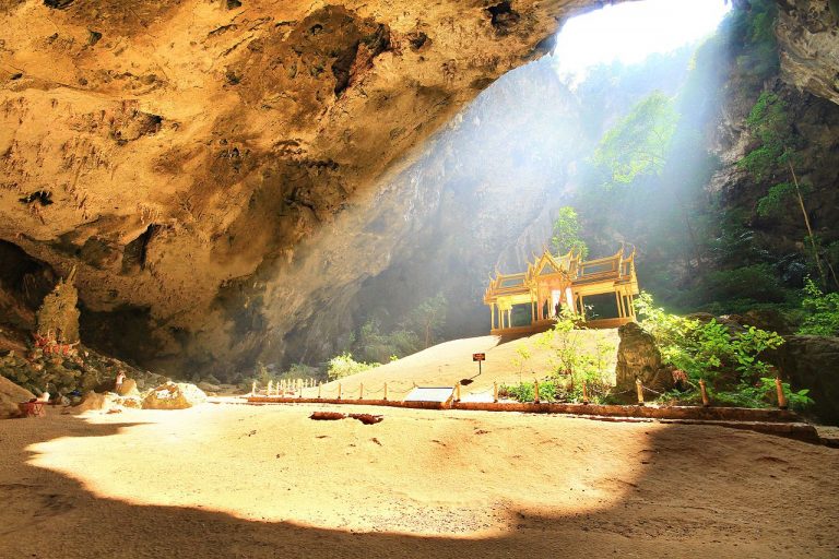Encante-se pela Caverna Phraya Nakhon na Tailândia que guarda um templo misterioso