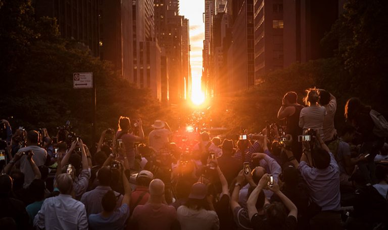 Manhattanhenge: o pôr do sol em Nova York virou uma febre na internet