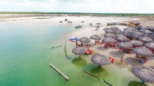 Ilha Crôa do Goré revela beleza inóspita e piscinas naturais em Aracaju