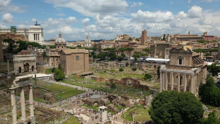 Visite o Fórum Romano e Palatino para mais um tour histórico na cidade de Roma