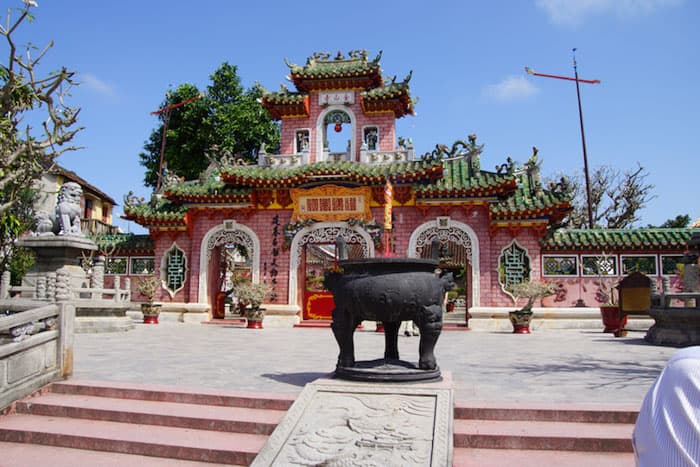 Na foto, vemos a fachada de um pagode tipicamente chinês, todo ornamentado, uma das principais características de Hôi An