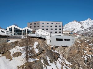 Entre montanhas nevadas, hostel na Suíça foca em bem-estar para mimar os viajantes