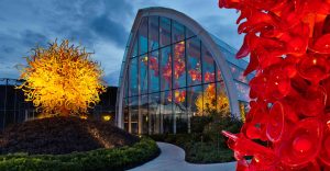 Jardim e galeria de arte em Seattle exibe incríveis obras de vidro colorido