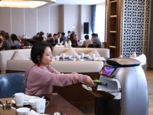 Hotel futurista do Alibaba tem robôs que entregam toalhas e comidas para os hóspedes