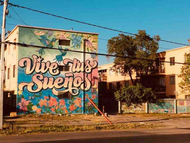 Os grafites e arte urbana do museu a céu aberto em Santiago vão te conquistar