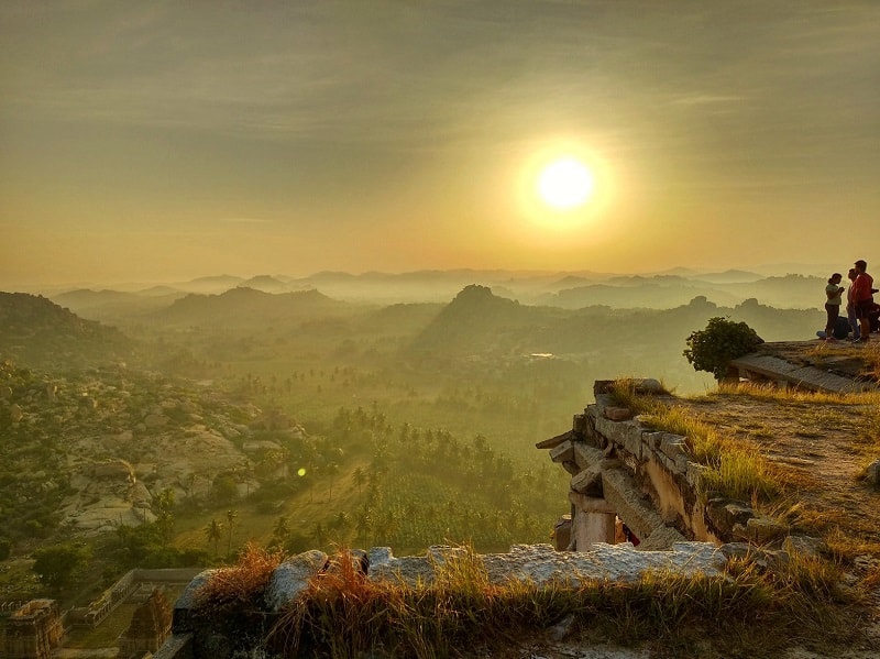 Pôr do sol em uma colina de Hampi, na Índia