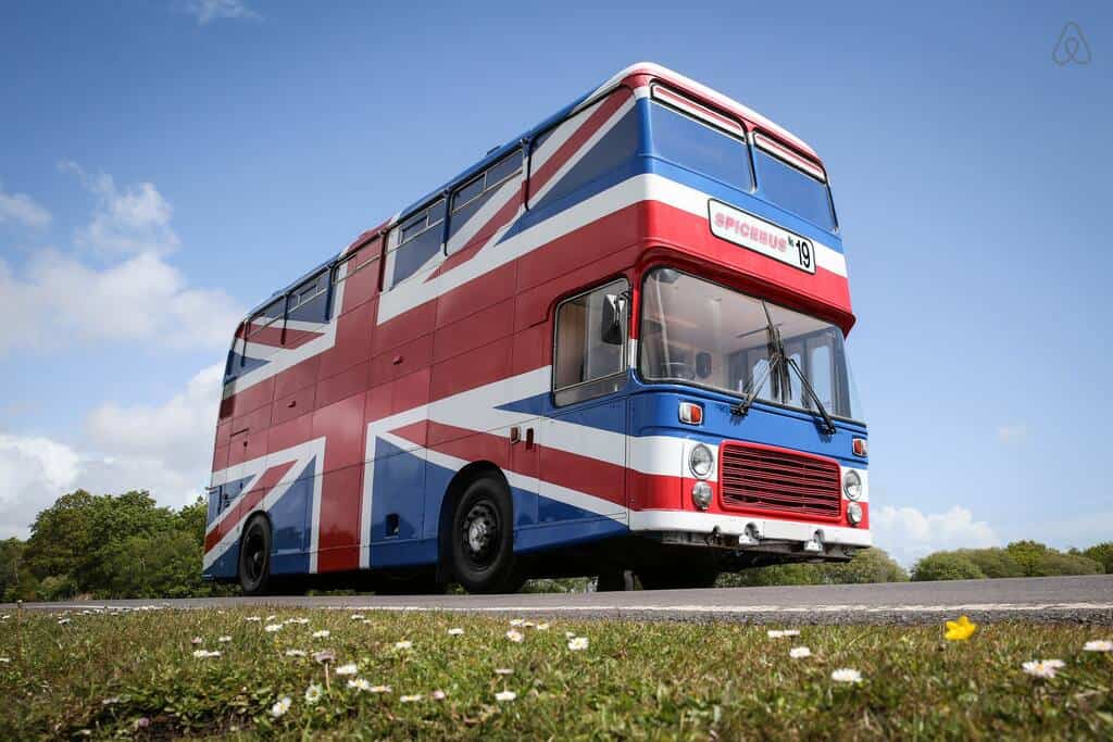 Que tal alugar o ônibus das Spice Girls para passar uma noite?