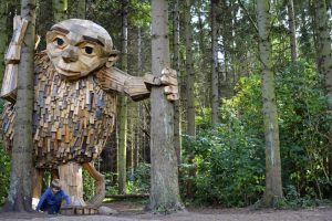 Esculturas gigantes de madeira trazem caça ao tesouro em floresta de Copenhague