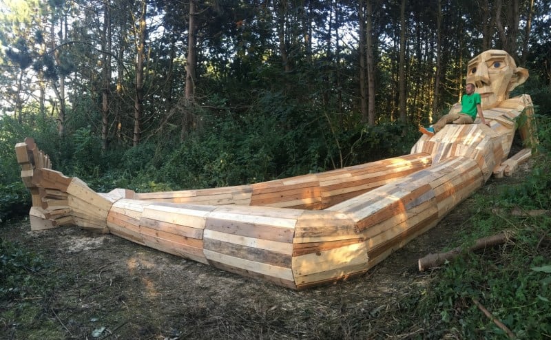 Com madeira reciclada, artista cria gigantescas esculturas de