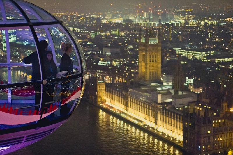 Pessoas observam Londres do alto a bordo da London Eye