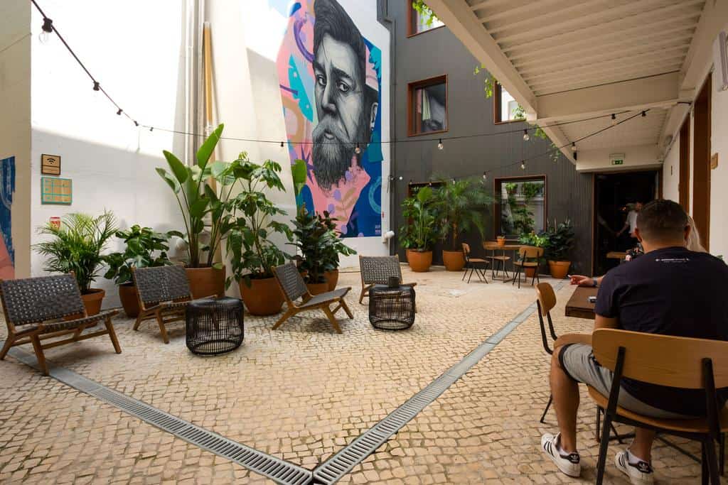 Com jardim secreto no coração de Lisboa, o Selina Secret Garden é uma ótima opção de hospedagem