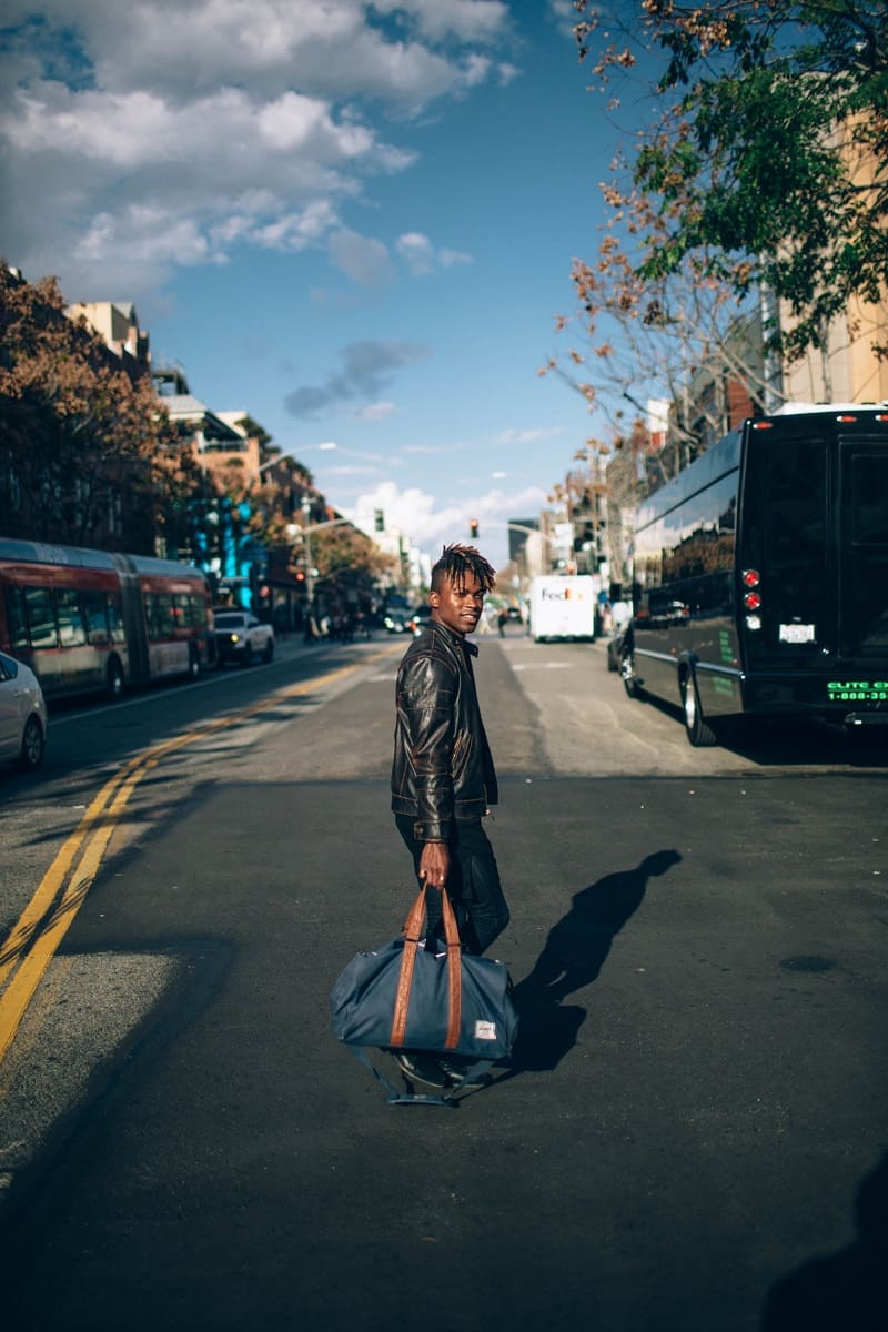 Homem levando sua bagagem a caminho de um ônibus