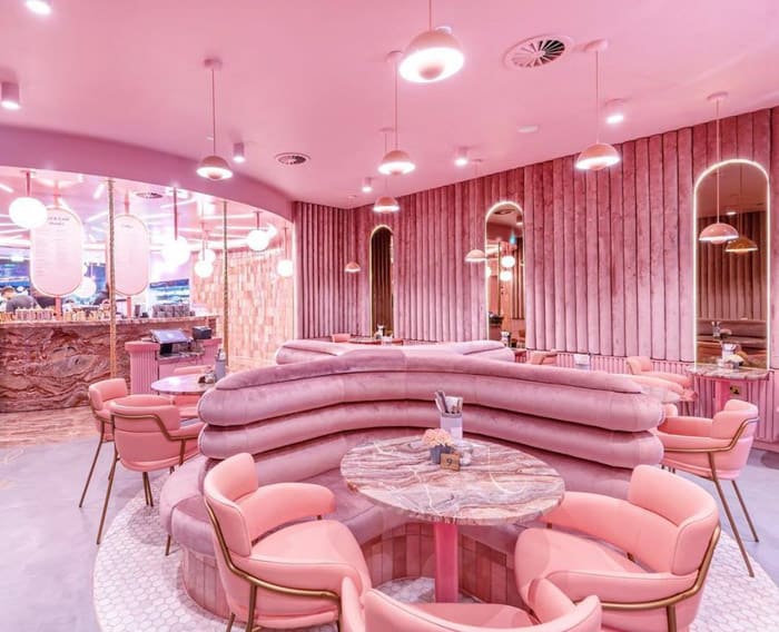 Salão ultra cor de rosa do Elan Café, em Londres