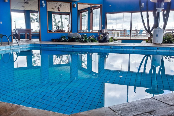 Pousada O Montanhês tem piscina coberta e aquecida no inverno