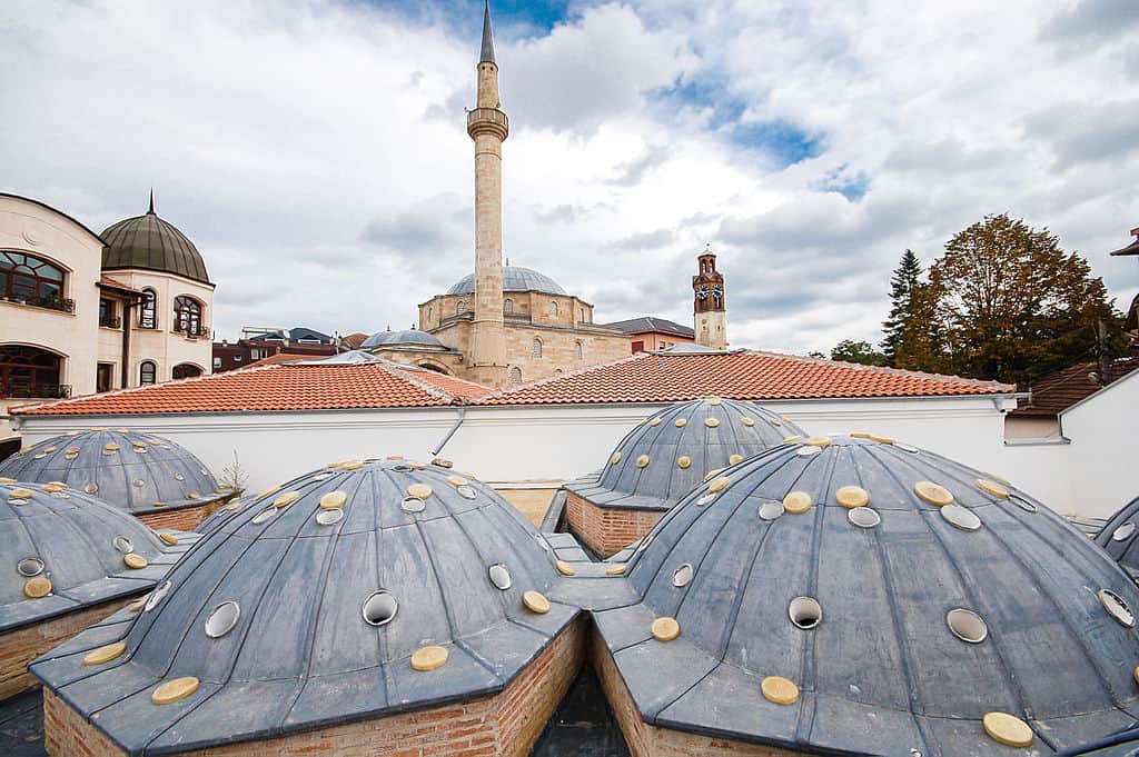 Mesquita em Pristina. Foto CC BY-SA 3.0 Bujar Imer Gashi