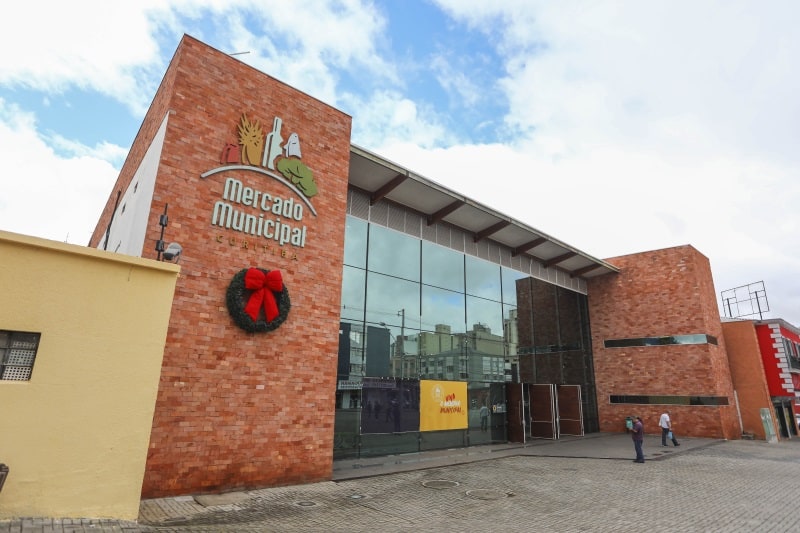 Apaixone-se pelas cores e sabores do Mercado Municipal de Curitiba