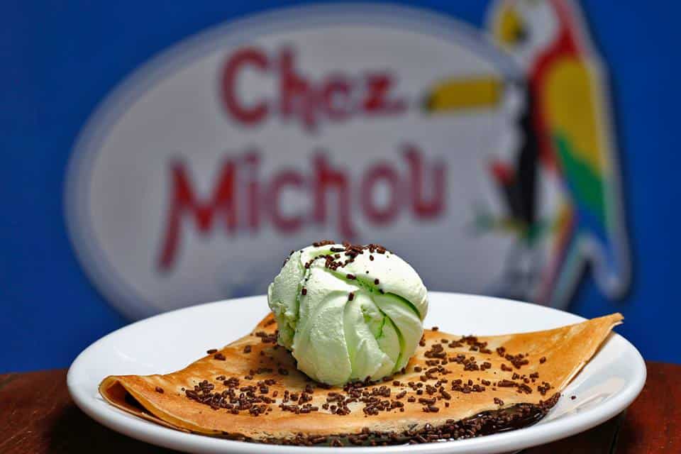 Crepe de chocolate com sorvete e crocante do Chez Michou